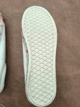 Zapatillas blancas con estampado floral