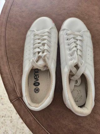 Zapatillas blancas con estampado floral