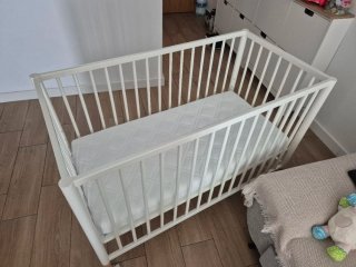 Cuna adaptable con ruedas adaptable hasta 5 años.