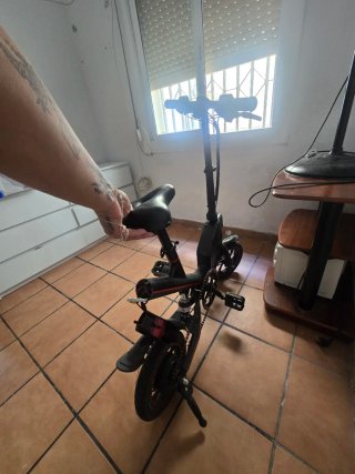 Bicicleta eléctrica plegable negra con cargador
