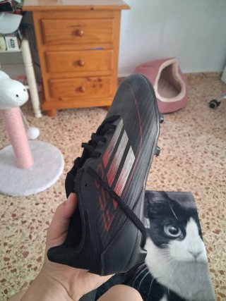 Botas de fútbol Adidas Negras y Rojas