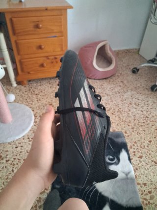 Botas de fútbol Adidas Negras y Rojas