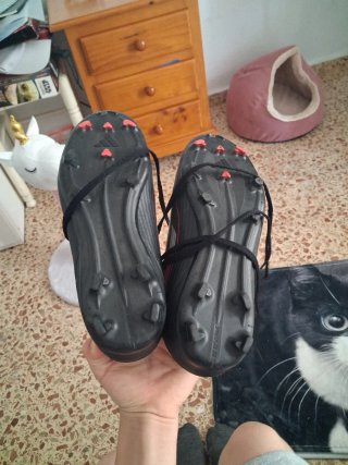 Botas de fútbol Adidas Negras y Rojas