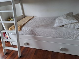 Literas de madera blanca de Garabatos