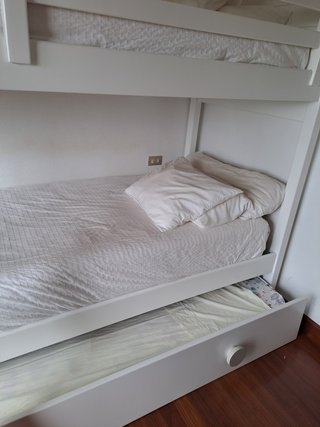 Literas de madera blanca de Garabatos