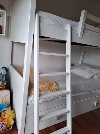 Literas de madera blanca de Garabatos