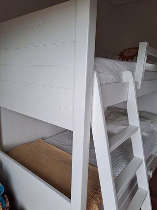 Literas de madera blanca de Garabatos