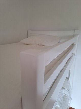 Literas de madera blanca de Garabatos