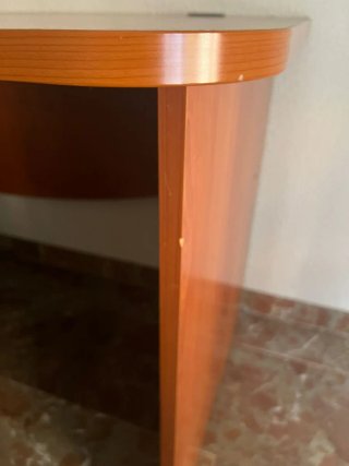 Escritorio de madera con cajonera