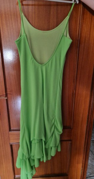 Vestido de fiesta verde con volantes