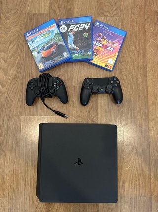 PS4 Slim Negra + 3 Juegos + dos mandos.