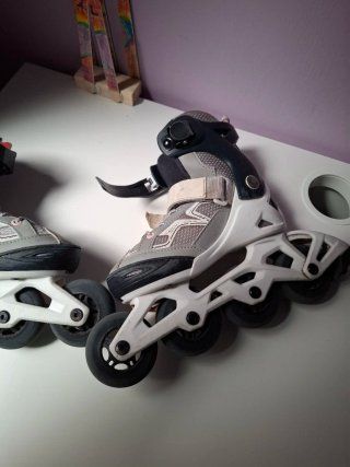 Patines en línea grises y negros con proteciones