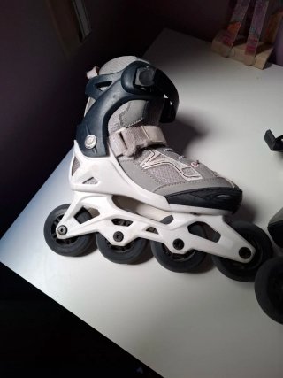 Patines en línea grises y negros con proteciones