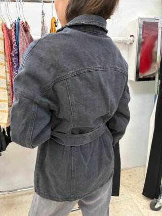 Cazadora vaquera gris con cinturón