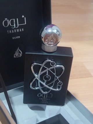 Colonia Tharwah Silver Lattafa Hombre