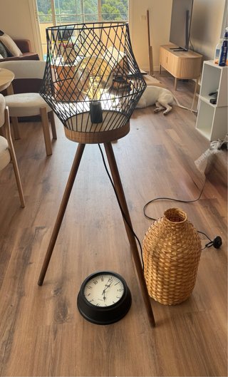 Lámpara trípode, reloj y jarrón mimbre