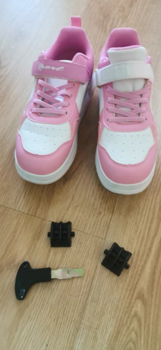 Deportivas rosas y blancas con ruedas