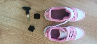 Deportivas rosas y blancas con ruedas