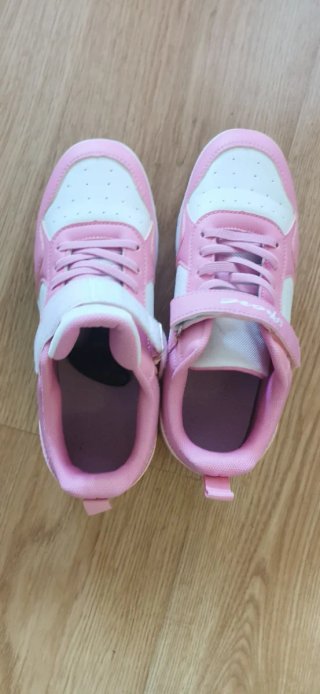 Deportivas rosas y blancas con ruedas