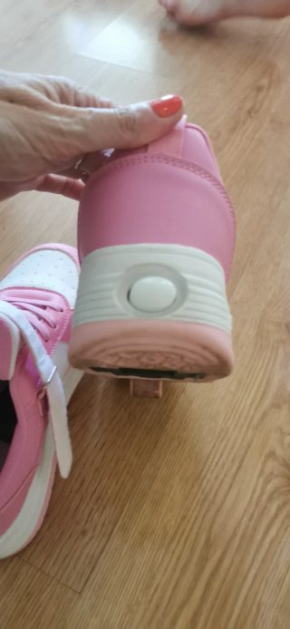 Deportivas rosas y blancas con ruedas