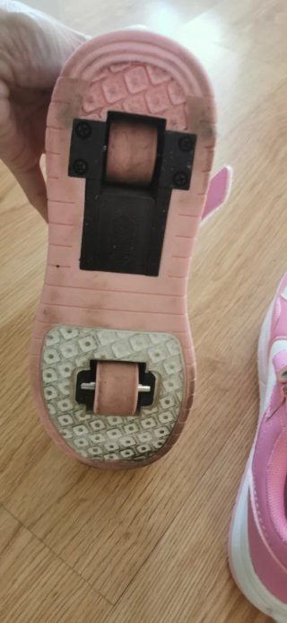 Deportivas rosas y blancas con ruedas