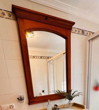 Espejo de baño con marco de madera