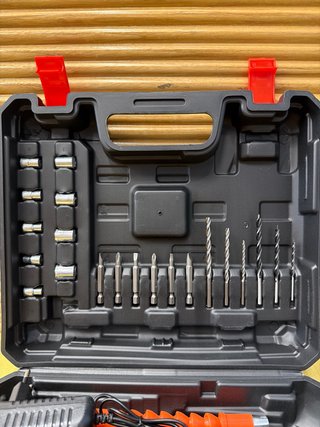Taladro UM66 con Baterías y Accesorios