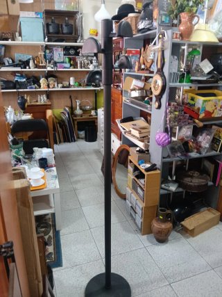 Perchero de pie negro y marrón