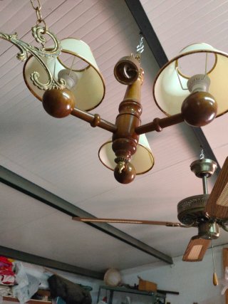 Lámpara de madera y tela beige