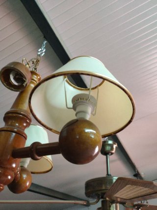 Lámpara de madera y tela beige