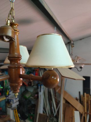 Lámpara de madera y tela beige