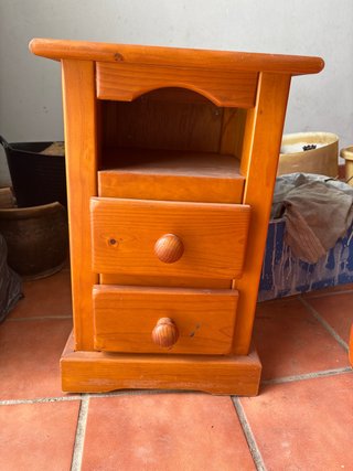 Mesita de noche de madera