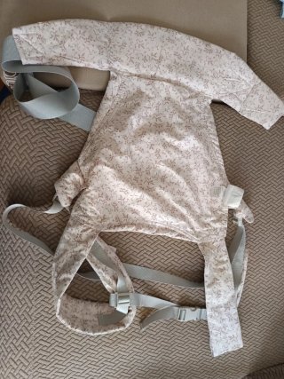 Mochila portabebés ergonómica floral