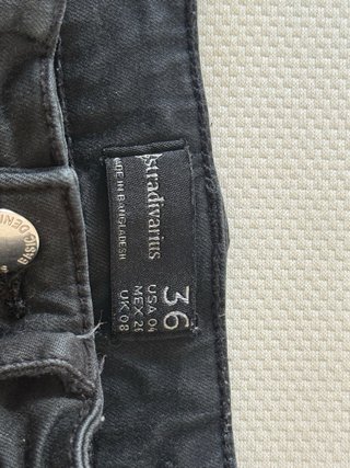 Pantalón vaquero negro desgastado
