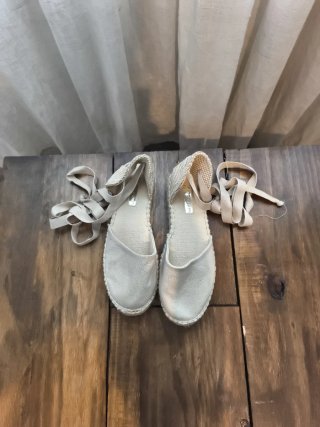 Sandalias beige con cordones