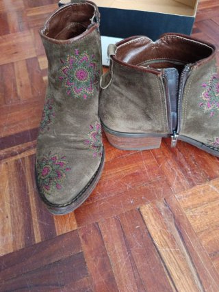 Botines marrones bordados talla 38