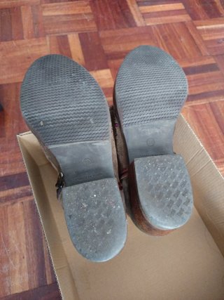 Botines marrones bordados talla 38