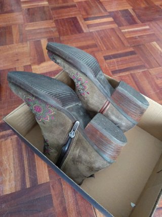 Botines marrones bordados talla 38