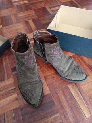 Botines marrones bordados talla 38