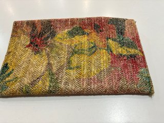 Bolso de mano tipo sobre tejido
