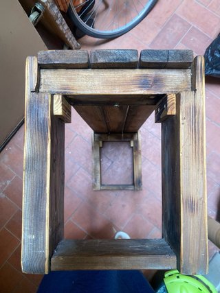Banqueta pequeña de madera