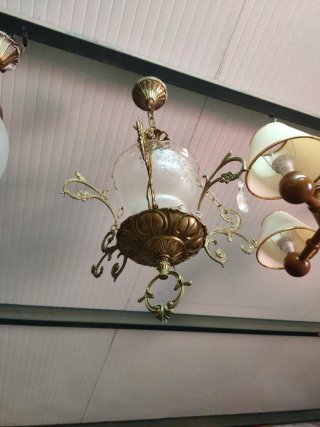 Lámpara colgante dorada con cristal