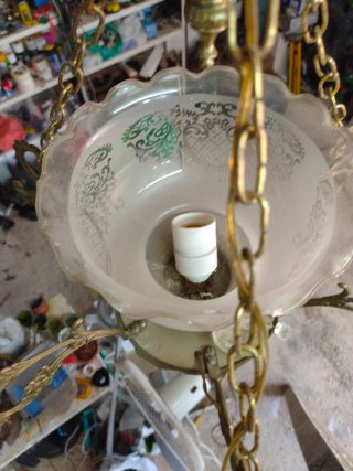 Lámpara colgante dorada con cristal