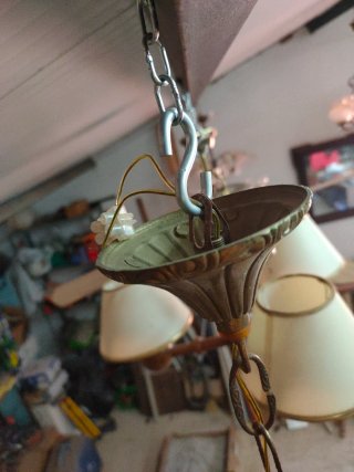 Lámpara colgante dorada con cristal