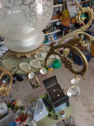 Lámpara colgante dorada con cristal