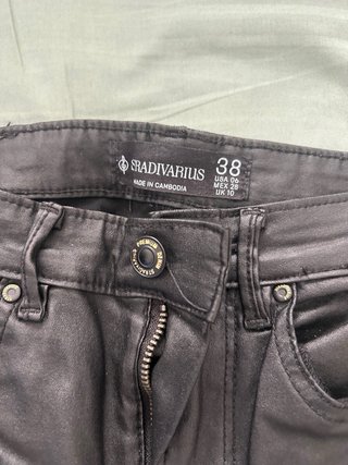 Pantalón negro efecto piel