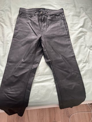 Pantalón negro efecto piel