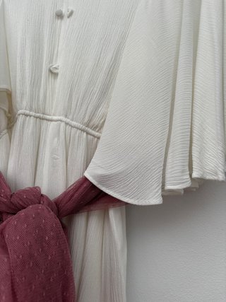 Mono blanco niña con fajín rosa Mango