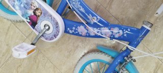 Bicicleta infantil azul con ruedas blancas