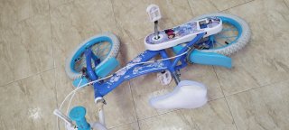 Bicicleta infantil azul con ruedas blancas